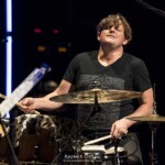 IG JAZZ präsentiert die 41. Stuttgart Jazztage: Sebastian Gille Quartet,
Sebastian Gille – Sopran-& Tenorsaxophon
Elias Stemeseder – Klavier & Synthesizer
Robert Landfermann – Kontrabass
Jim Black – Schlagzeug